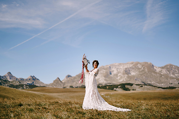 포토 JPG 해외이미지 전신 서양인 여자 신부 꽃다발 웨딩드레스 자연 하늘 결혼식 한명 들기 성인 야외 옆모습 성인여자한명만 웨딩촬영 해외포토 외국인 1 드레스 꽃 뷰포인트 결혼 모션 사람 생태계 기념사진 여자한명만 성인여자만 파일형식 이미지허브