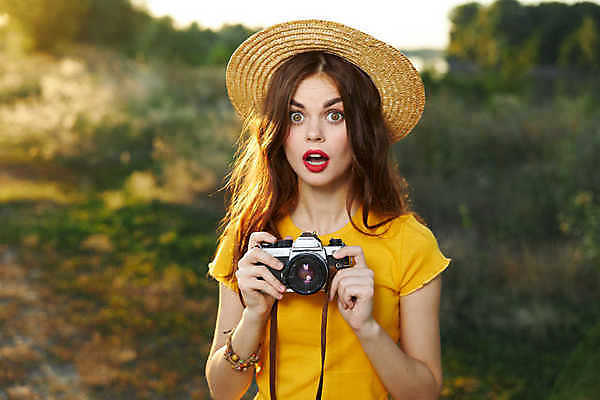 포토 JPG 해외이미지 주간 백인 라이프스타일 응시 여자 한명 미소 들기 상반신 성인 취미 야외 앞모습 카메라 사진촬영 사진사 성인여자한명만 해외포토 자연요소 서양인 1 시선 뷰포인트 모션 표정 사람 생활 전자제품 촬영 작가 여자한명만 성인여자만 파일형식 이미지허브