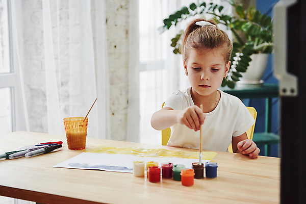포토 JPG 해외이미지 서양인 여자 어린이교육 어린이 의자 실내 미술 한명 앉기 상반신 컵 펜 물감 그리기 책상 그림 미술교육 소녀한명만 해외포토 외국인 1 식기 교육 가구 모션 문화예술 사람 내부 필기구 미술도구 여자한명만 소녀만 파일형식 이미지허브