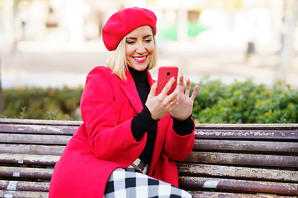 포토 JPG 해외이미지 백인 모델 라이프스타일 응시 옷 계절 공원 여자 행복 겨울 벤치 통신 모바일 한명 사람 야외 빨간색 스마트폰 핸드폰 치마 뷰티 유행 코트 흰색 도시 우아함 중앙 스마트 스타일 해외포토 서양인 1 시선 공공시설 감정 컬러 컨셉 의자 하의 생활 전자제품 스마트기기 외투 파일형식 이미지허브