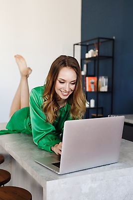 포토 JPG 해외이미지 백인 학생 라이프스타일 응시 여자 교육 행복 인터넷 비즈니스 사업가 통신 아침 주택 갈색머리 실내 한명 미소 사람 앉기 성인 내부 노트북 컴퓨터 사무실 공책 방 타이핑 업무 작업 비즈니스우먼 책상 긍정 온라인 블로그 소셜 해외포토 주간 서양인 직업 1 헤어스타일 시선 감정 가구 컨셉 모션 문구용품 표정 건물 생활 전자제품 직장인 파일형식 이미지허브