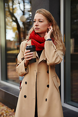 포토 JPG 해외이미지 백인 라이프스타일 옷 계절 여자 커피 음료 창문 휴식 거리 한명 서기 사람 성인 야외 컵 빨간색 금발 뷰티 유행 목도리 코트 잡기 도시 커피잔 스타일 해외포토 서양인 1 헤어스타일 식기 잡화 컬러 컨셉 모션 잔 생활 외투 파일형식 이미지허브