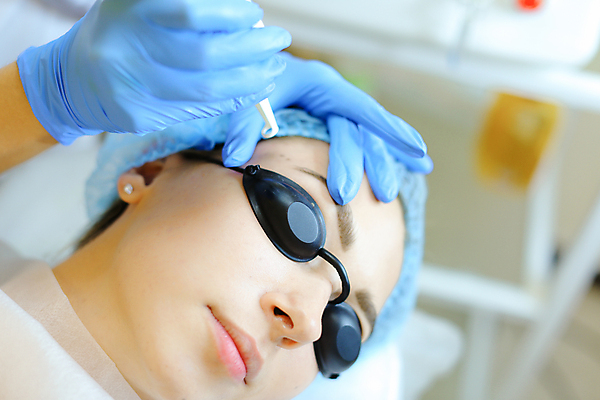 포토 JPG 해외이미지 백인 직업 여자 유럽 안경 장갑 전등 실내 관리 한명 사람 파란색 뷰티 약 상점 기계 장비 환자 간호사 흰색 바늘 삭제 라텍스 보유 삽입 소독 해외포토 서양인 1 잡화 나라 컬러 의학 조명 내부 의료진 도구 파일형식 이미지허브