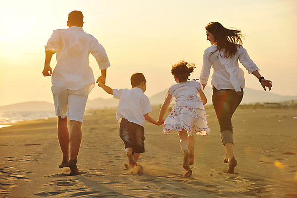 포토 JPG 해외이미지 주간 라이프스타일 여자 남자 딸 행복 아들 어린이 모래 바다 여행 가족 하늘 엄마 휴가 함께함 따뜻함 사랑 사람 소년 성인 야외 달리기 걷기 일몰 기쁨 아빠 해외포토 자연요소 감정 컨셉 관계 모션 생활 노을 파일형식 이미지허브