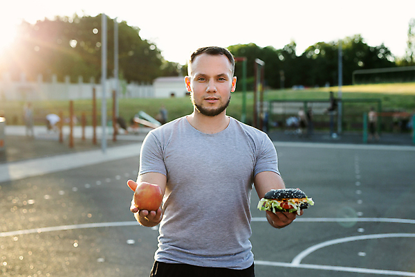 포토 JPG 해외이미지 백인 라이프스타일 여자 음식 스포츠 백그라운드 컨셉 다이어트 과일 패스트푸드 샌드위치 건강 육류 한명 사람 성인 초록색 식사 햄버거 흰색 잡기 선택 사과 폐기물 몸무게 먹기 기아 배고픔 속도 칼로리 내추럴 점심식사 고립 해로움 해외포토 서양인 1 컬러 식재료 모션 생활 인스턴트 쓰레기 사회이슈 파일형식 이미지허브