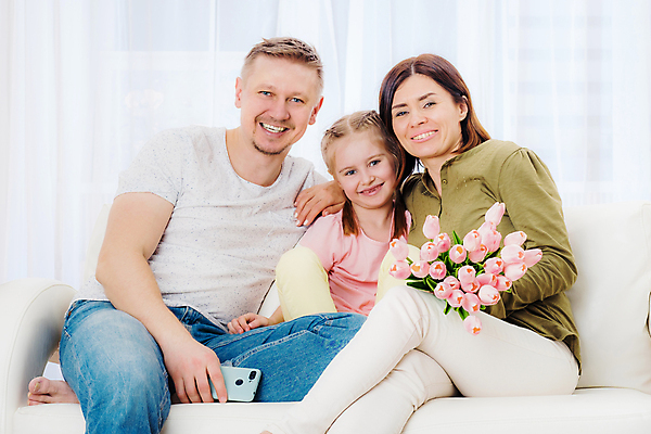 포토 JPG 해외이미지 커플 남자 꽃 어린이 꽃다발 꽃무늬 가족 관계 엄마 남편 함께함 실내 선물 사랑 미소 사람 두명 스마트폰 부모 뷰티 놀람 낭만 아내 아빠 무선전화기 전자 격려 정확 해외포토 식물 감정 컨셉 무늬 모션 표정 내부 핸드폰 스마트기기 전화기 파일형식 이미지허브