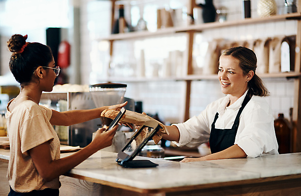 포토 JPG 해외이미지 응시 여자 사업가 성공 들기 성인 두명 옆모습 상점 카페 빵집 계산 사장 계산대 고객 직원 주기 자영업 성인여자만 소상공인 해외포토 직업 시선 뷰포인트 컨셉 비즈니스 모션 사람 경제 상인 여자만 성인만 파일형식 이미지허브