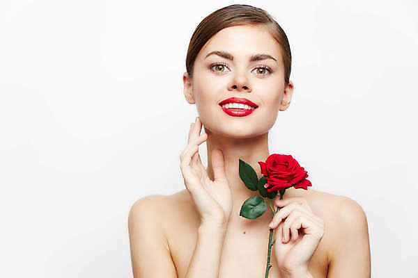 포토 JPG 해외이미지 백인 여자 포즈 한명 들기 상반신 성인 앞모습 화장 뷰티 장미 성인여자한명만 해외포토 서양인 1 꽃 뷰포인트 모션 사람 여자한명만 성인여자만 파일형식 이미지허브