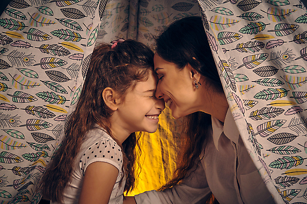 포토 JPG 해외이미지 여자 딸 행복 어린이 모녀 엄마 함께함 실내 웃음 상반신 성인 두명 옆모습 마주보기 눈감음 여자만 인디언텐트 해외포토 감정 뷰포인트 컨셉 가족 모션 표정 텐트 사람 내부 파일형식 이미지허브