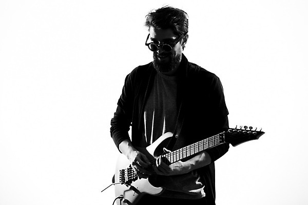 포토 JPG 해외이미지 남자 연주 흑백 한명 상반신 성인 앞모습 선글라스 기타 매기 기타리스트 로큰롤 락스타 성인남자한명만 해외포토 1 안경 음악 뷰포인트 모션 현악기 촬영기법 사람 연주자 남자한명만 성인남자만 파일형식 이미지허브