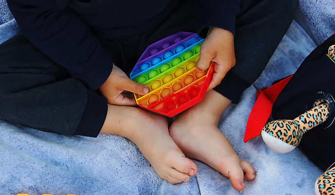 포토 JPG 해외이미지 손 교육 어린이 백그라운드 컨셉 무지개 손가락 놀이 휴식 스트레스 관리 소년 사람없음 10대 컬러풀 장난감 유행 거품 게임 감각 플라스틱 긴장 테라피 중독 실리콘 인기 주목 자폐증 해외포토 자연요소 남자 감정 컬러 청소년 재질 사람 신체부위 뷰티 장애 정신질환 파일형식 이미지허브