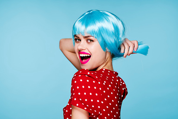 포토 JPG 해외이미지 여자 하늘색 입벌림 한명 웃음 상반신 성인 옆모습 뒷모습 기쁨 잡기 뒤돌아보기 가발 성인여자한명만 힙스터 해외포토 1 패션 감정 뷰포인트 모션 표정 사람 파란색 여자한명만 성인여자만 파일형식 이미지허브