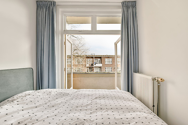 포토 JPG 해외이미지 주간 창문 실내 사람없음 인테리어 침실 침대 커튼 오픈 심플 라디에이터 해외포토 자연요소 디자인 가구 내부 파일형식 이미지허브