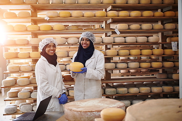 포토 JPG 해외이미지 응시 여자 유니폼 공장 노동자 치즈 들기 성인 두명 앞모습 옆모습 노트북 제조 저장 발효 수납 숙성 위생가운 위생모자 작업대 저장소 성인여자만 해외포토 직업 모자_잡화 시선 옷 뷰포인트 공업 모션 유제품 사람 전자제품 가운 여자만 성인만 파일형식 이미지허브