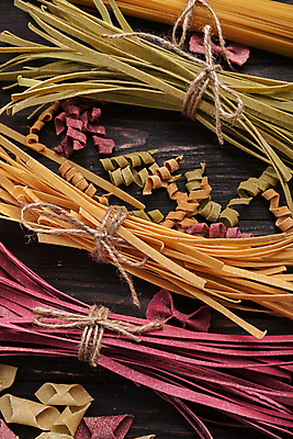 포토 JPG 해외이미지 전통 디자인 음식 백그라운드 컨셉 재료 건조 파스타 건강 스파게티 요리 사람없음 목재 초록색 컬러풀 주방 식당 보라색 이탈리아 시골 발표 밀 국수 유기농 날것 시금치 타입 흙더미 내추럴 구성 마카로니 비트 생식 이국적 특별함 페투치네 핸드메이드 탈리아텔레 해외포토 나무 웰빙 유럽 컬러 채소 곡류 서양음식 상점 흙 면류 파스타면 파일형식 더미 이미지허브