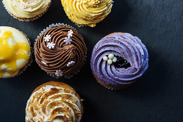 포토 JPG 해외이미지 음식 분홍색 백그라운드 디저트 주택 기념 사람없음 목재 장식 가로 초록색 파란색 컬러풀 노란색 파티 케이크 초콜릿 얼음 검은색 빵집 소용돌이 흰색 축하 대접 신선 생일 변화 달콤 맛 컵케이크 굽기 먹기 뿌리기 크림 고립 바닐라 반투명 페스츄리 해로움 핸드메이드 프로스팅 맛있는 버터크림 해외포토 자연요소 나무 기념일 빵 컬러 컨셉 재료 모션 이벤트 건물 상점 회오리 구이 제빵 파일형식 이미지허브