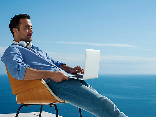 포토 JPG 해외이미지 전신 남자 의자 비즈니스 하늘 휴식 한명 앉기 성인 야외 옆모습 노트북 헤드셋 자유 옥상 성인남자한명만 해외포토 1 뷰포인트 음향기기 가구 컨셉 모션 사람 전자제품 헤드폰 남자한명만 성인남자만 파일형식 이미지허브