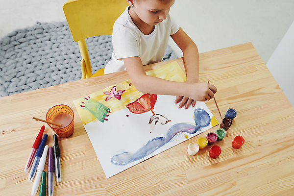 포토 JPG 해외이미지 여자 종이 어린이 의자 실내 미술 한명 앉기 상반신 옆모습 하이앵글 펜 물감 그리기 그림 소녀한명만 해외포토 1 뷰포인트 가구 모션 문화예술 사람 내부 필기구 미술도구 여자한명만 소녀만 파일형식 이미지허브