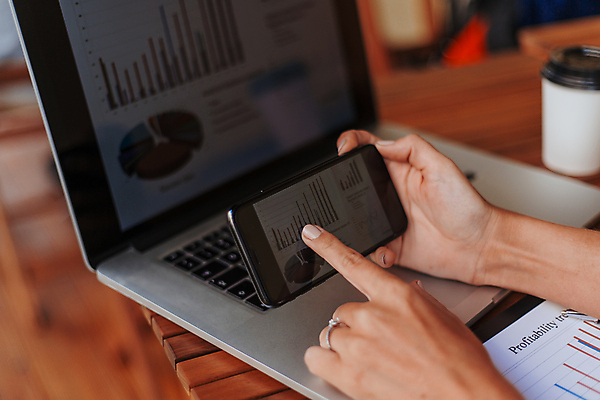 포토 JPG 해외이미지 직업 1 인터넷 비즈니스 통신 통계 탁자 성공 그래프 설계 직장 사람 앉기 성인 사람없음 금융 노트북 스마트폰 컴퓨터 사무실 스크린 자료 정보 업무 작업 비즈니스우먼 계획 무선전화기 책상 분석 상담 경영자 문서 경영 프로젝트 해외포토 여자 가구 컨셉 회사 모션 경제 전자제품 핸드폰 스마트기기 직장인 전화기 리더 파일형식 이미지허브