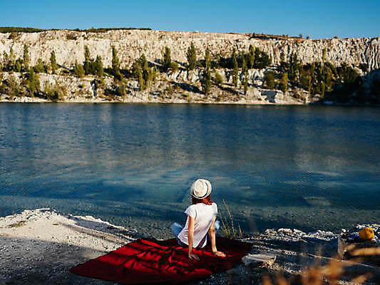포토 JPG 해외이미지 주간 여자 호수 여유 여행 휴식 산 한명 앉기 상반신 성인 야외 뒷모습 소프트포커스 돗자리 혼자 성인여자한명만 혼행 혼여족 해외포토 자연요소 1 라이프스타일 감정 뷰포인트 컨셉 모션 촬영기법 사람 신조어 약어 여자한명만 성인여자만 파일형식 이미지허브