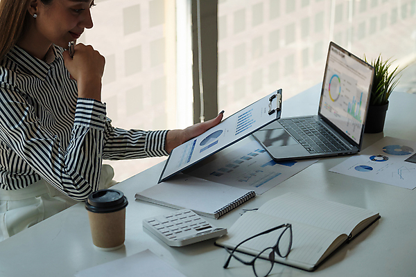 포토 JPG 해외이미지 직업 손 종이 백그라운드 컨셉 돈 회사 비즈니스 통계 성공 그래프 직장 한명 사람 금융 경제 노트북 컴퓨터 사무실 펜 디지털 정보 성장 업무 비즈니스맨 시장 계획 주식 분석 무역 보고서 문서 투자 이익 회계 경영 마케팅 수입 프로젝트 해외포토 1 남자 산업 신체부위 전자제품 필기구 작업 직장인 재산 파일형식 이미지허브