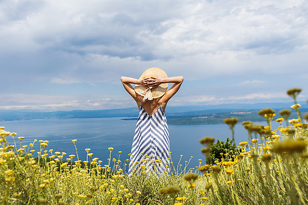 포토 JPG 해외이미지 주간 여자 하늘 한명 상반신 성인 야외 뒷모습 봄 소프트포커스 성인여자한명만 해외포토 자연요소 1 계절 뷰포인트 촬영기법 사람 여자한명만 성인여자만 파일형식 이미지허브