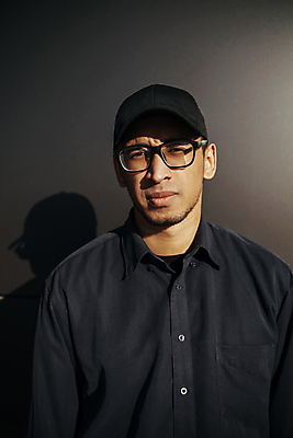 포토 JPG 해외이미지 모델 모자 1 라이프스타일 옷 남자 안경 얼굴 벽 포즈 백그라운드 수염 거리 한명 사람 성인 야외 선글라스 유행 여행객 검은색 표현 도시 자신감 시원함 스타일 해외포토 잡화 감정 컬러 생활 신체부위 파일형식 이미지허브