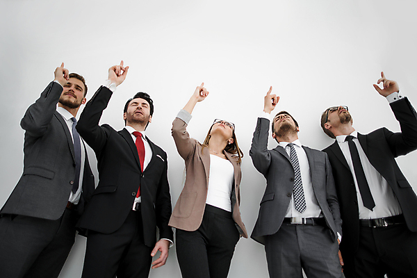 포토 JPG 해외이미지 서양인 여자 남자 협력 정장 여러명 상반신 성인 올려보기 가리킴 비즈니스맨 비즈니스우먼 동료 주머니손 성인만 해외포토 외국인 옷 다수 비즈니스 관계 모션 사람 손짓 직장인 파일형식 이미지허브