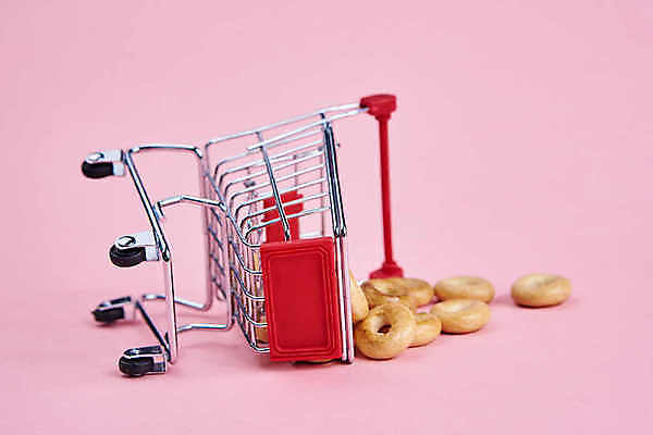 포토 JPG 해외이미지 실내 사람없음 쇼핑카 미니어처 오브젝트 베이글 쏟아짐 넘어짐 분홍색배경 해외포토 빵 분홍색 백그라운드 모션 내부 쇼핑 모형 카트 파일형식 이미지허브
