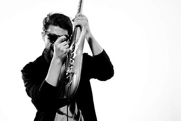 포토 JPG 해외이미지 남자 연주 흑백 한명 상반신 성인 앞모습 선글라스 기타 매기 기타리스트 로큰롤 락스타 성인남자한명만 해외포토 1 안경 음악 뷰포인트 모션 현악기 촬영기법 사람 연주자 남자한명만 성인남자만 파일형식 이미지허브