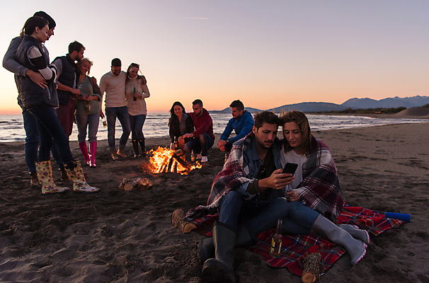 포토 JPG 해외이미지 전신 커플 여자 남자 하늘 함께함 서기 들기 앉기 여러명 성인 해변 야외 앞모습 옆모습 친구 스마트폰 캠핑 야간 모닥불 담요 성인만 해외포토 자연요소 바다 뷰포인트 다수 컨셉 관계 모션 불 레저 사람 핸드폰 스마트기기 파일형식 이미지허브