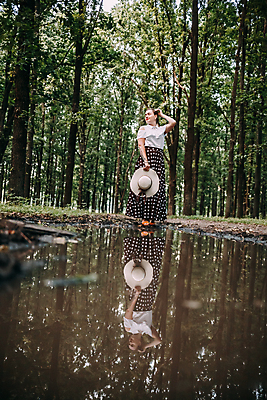 포토 JPG 해외이미지 계절 실루엣 백그라운드 겨울 자연 하늘 추상 거리 한명 사람 목재 물 반사 일몰 활발 젖음 흰색 떨어짐 소프트포커스 숲 질감 웅덩이 내추럴 해외포토 자연요소 나무 1 컬러 컨셉 무늬 재료 촬영기법 노을 생태계 파일형식 이미지허브