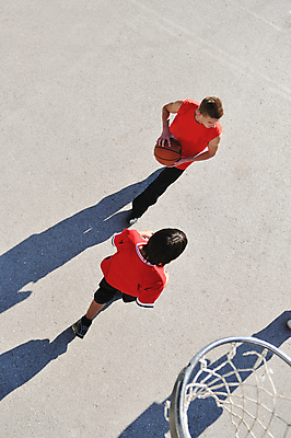 포토 JPG 해외이미지 주간 전신 남자 농구 농구공 그림자 들기 성인 야외 두명 하이앵글 경쟁 농구대 드리블 농구장 성인남자만 해외포토 자연요소 뷰포인트 컨셉 공 스포츠시설 모션 사람 구기 골대 남자만 성인만 파일형식 이미지허브