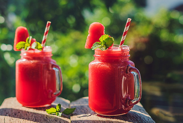 포토 JPG 해외이미지 주간 잎 잔 수박 빨대 그림자 사람없음 야외 아웃포커스 햇빛 달콤 수박주스 제철과일 해외포토 자연요소 식물 식기 과일 촬영기법 태양 맛 과일주스 제철 파일형식 이미지허브