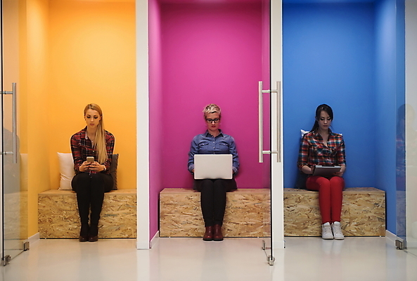 포토 JPG 해외이미지 전신 여자 벽 들기 앉기 성인 세명 노트북 스마트폰 태블릿 사무실 타이핑 업무 비즈니스우먼 성인여자만 해외포토 비즈니스 모션 사람 전자제품 핸드폰 스마트기기 작업 직장인 여자만 성인만 파일형식 이미지허브