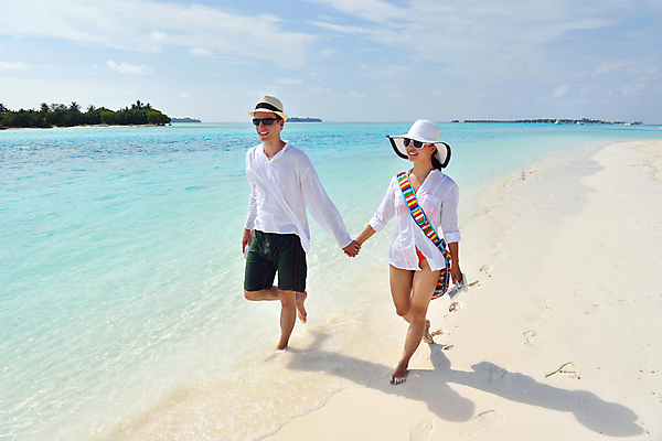 포토 JPG 해외이미지 주간 전신 라이프스타일 커플 여자 남자 데이트 휴식 사랑 성인 해변 야외 두명 앞모습 여름 걷기 손잡기 맑음 발자국 성인만 해외포토 자연요소 계절 감정 바다 뷰포인트 컨셉 관계 자국 모션 날씨 사람 생활 파일형식 이미지허브