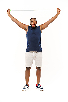 포토 JPG 해외이미지 전신 남자 실내 한명 서기 웃음 성인 앞모습 만세 잡기 흰배경 줄넘기 성인남자한명만 해외포토 1 뷰포인트 백그라운드 모션 표정 사람 내부 운동 흰색 남자한명만 성인남자만 파일형식 이미지허브