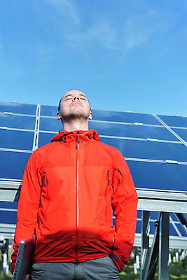 포토 JPG 해외이미지 주간 남자 하늘 한명 들기 상반신 성인 야외 앞모습 노트북 올려보기 태양에너지 집열판 성인남자한명만 해외포토 자연요소 1 뷰포인트 모션 사람 전자제품 그린에너지 남자한명만 성인남자만 파일형식 이미지허브