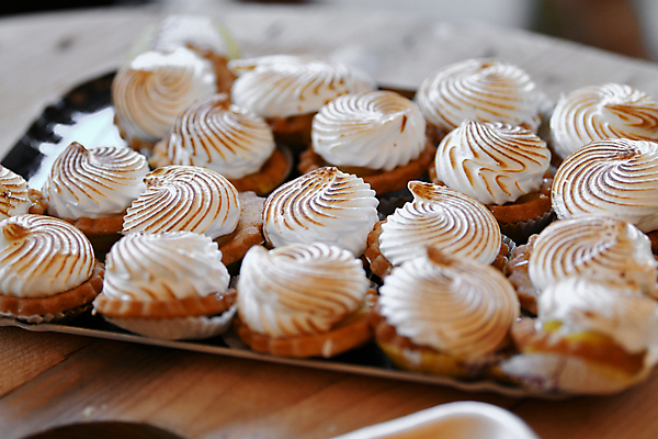 포토 JPG 해외이미지 접시 음식 조각 포크 과일 휴가 디저트 건강 요리 사람없음 장식 컵 크래커 케이크 빵집 껍질 흰색 신선 달콤 맛 아침식사 설탕 굽기 먹기 레몬 크림 각도 프랑스어 머랭 타르트 페스츄리 핸드메이드 맛있는 머랭쿠키 해외포토 문자 식기 빵 컬러 컨셉 모션 쿠키 상점 식사 구이 파이_빵 파일형식 이미지허브