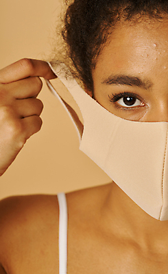 포토 JPG 해외이미지 마스크 한명 성인 감염 코로나바이러스 감염예방 델타변이바이러스 오미크론 해외포토 1 사람 바이러스 사회이슈 예방 파일형식 이미지허브