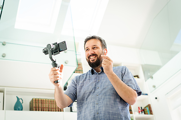 포토 JPG 해외이미지 백인 라이프스타일 남자 유럽 40대 통신 청소년 주택 실내 대화 한명 사람 성인 스마트폰 카메라 촬영 흐름 인사 잡기 연결 보여주기 온라인 동영상 블로거 소셜 소셜미디어 진짜 카피스페이스 해외포토 서양인 1 나라 중년 컨셉 모션 말하기 내부 건물 생활 전자제품 핸드폰 스마트기기 공백 예절 파일형식 이미지허브