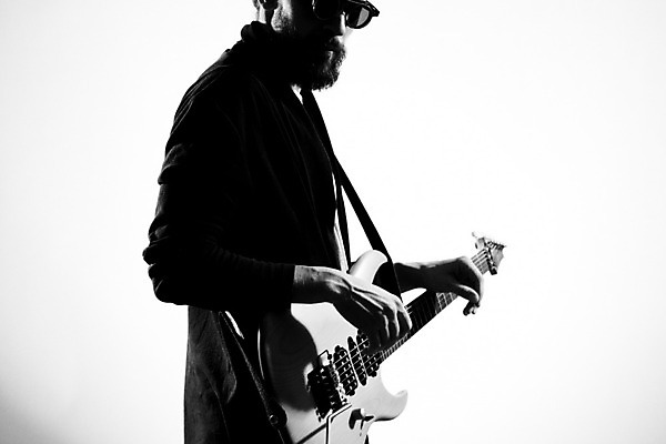 포토 JPG 해외이미지 남자 흑백 한명 손짓 상반신 성인 옆모습 선글라스 기타 매기 기타리스트 로큰롤 락스타 성인남자한명만 해외포토 1 안경 음악 뷰포인트 모션 현악기 촬영기법 사람 연주자 남자한명만 성인남자만 파일형식 이미지허브