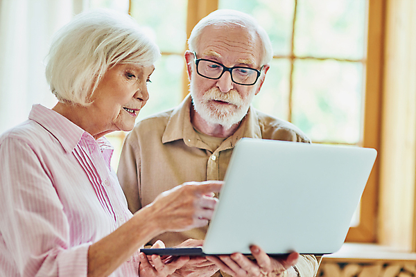 포토 JPG 해외이미지 백인 라이프스타일 커플 응시 여자 노년 남자 안경 가족 아침 남편 주택 함께함 실내 서기 사람 내부 두명 노트북 컴퓨터 주방 스크린 방 아내 주름 아침식사 은퇴 옛날 노화 카피스페이스 해외포토 주간 서양인 시선 잡화 컨셉 관계 모션 성인 건물 생활 전자제품 식사 공백 파일형식 이미지허브