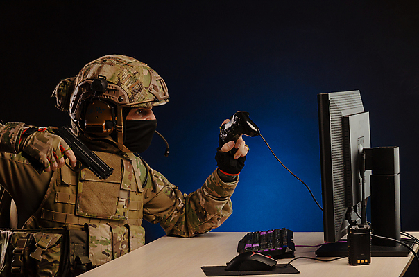 포토 JPG 해외이미지 무기 인터넷 한명 전자제품 컴퓨터 게임 네트워크 바이러스 보호 계획 헬멧 군용 전쟁 병정 갑옷 해외포토 1 컨셉 놀이 군대 사람 보호장비 파일형식 이미지허브