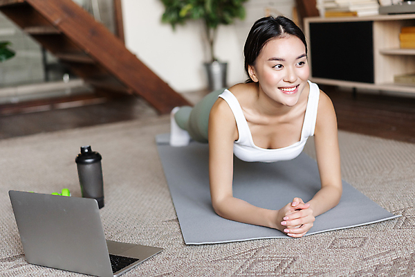 포토 JPG 해외이미지 전신 라이프스타일 응시 여자 실내 한명 동양인 성인 앞모습 노트북 운동복 운동 아령 매트 텀블러 성인여자한명만 플랭크 홈트레이닝 해외포토 1 시선 옷 뷰포인트 건강 사람 인종 내부 생활 컵 전자제품 여자한명만 성인여자만 파일형식 이미지허브