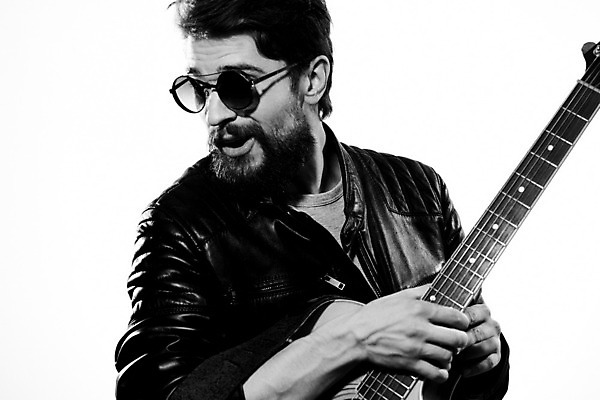 포토 JPG 해외이미지 남자 흑백 한명 상반신 성인 앞모습 선글라스 기타 잡기 매기 기타리스트 로큰롤 락스타 성인남자한명만 해외포토 1 안경 음악 뷰포인트 모션 현악기 촬영기법 사람 연주자 남자한명만 성인남자만 파일형식 이미지허브