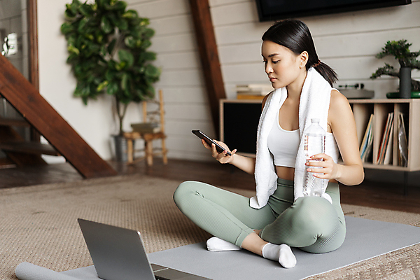 포토 JPG 해외이미지 전신 라이프스타일 응시 여자 실내 한명 들기 앉기 동양인 성인 옆모습 노트북 스마트폰 운동복 수건 운동 매트 물병 성인여자한명만 홈트레이닝 해외포토 1 시선 옷 뷰포인트 모션 건강 사람 인종 내부 생활 전자제품 핸드폰 스마트기기 위생용품 물통 여자한명만 성인여자만 파일형식 이미지허브