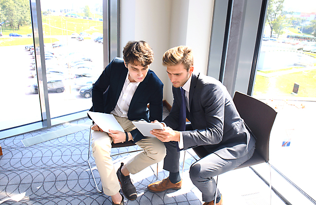 포토 JPG 해외이미지 전신 백인 응시 남자 비즈니스 회의 실내 앉기 20대 성인 두명 앞모습 옆모습 태블릿 사무실 보여주기 성인남자만 해외포토 서양인 시선 뷰포인트 모션 사람 청년 내부 전자제품 스마트기기 남자만 성인만 파일형식 이미지허브