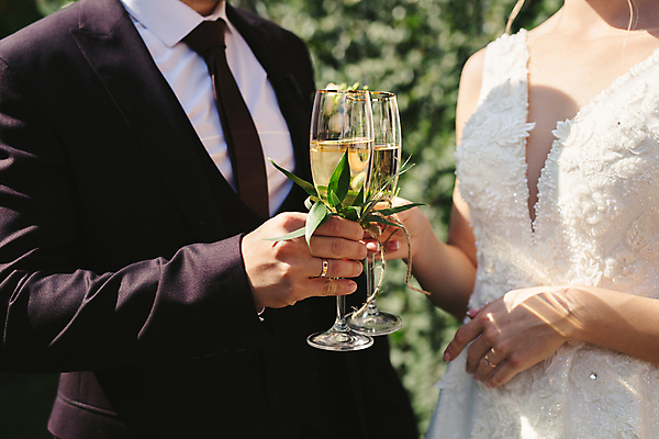 포토 JPG 해외이미지 주간 커플 여자 남자 결혼 와인잔 들기 상반신 성인 야외 두명 앞모습 화이트와인 건배 신랑신부 성인만 해외포토 자연요소 신부_웨딩 뷰포인트 신랑 술잔 관계 모션 사람 이벤트 와인 파일형식 이미지허브