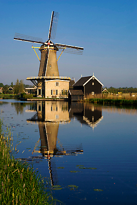 포토 JPG 해외이미지 자연 하늘 바람 사람없음 건물 물 파란색 강 반사 거울 풍차 에너지 역사 네덜란드 기념물 헛간 해외포토 자연요소 건축물 유럽 컬러 날씨 생태계 저장고 파일형식 이미지허브